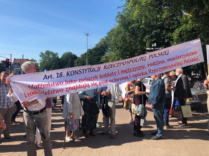 Protest przed sesją  Rady Miasta Gdańska. Awantura o Gdański...