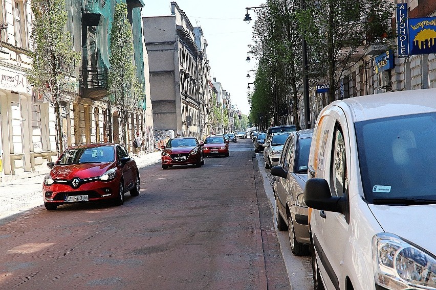 Pierwszego dnia po otwarciu ul. Jaracza w Łodzi chybocze się nowa kostka