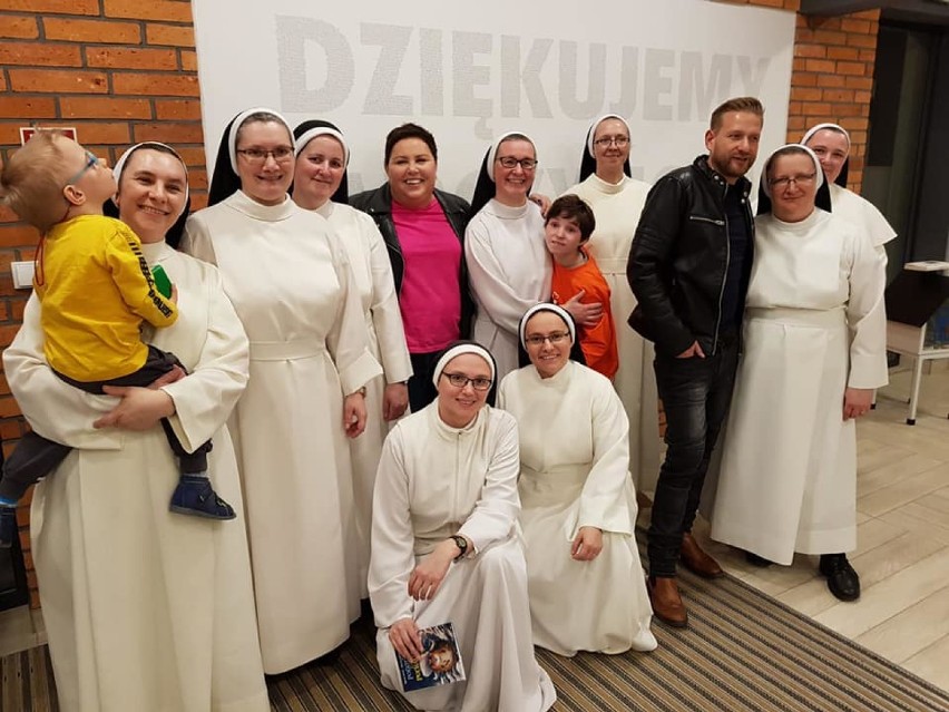 Dorota Wellman i Bartek Jędrzejak zawitali do Domu Chłopaków w Broniszewicach