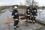Bobrowice: Zapalił się most w Prądocinku. Ogień nie rozprzestrzenił się dzięki szybkiej akcji strażaków (ZDJĘCIA)