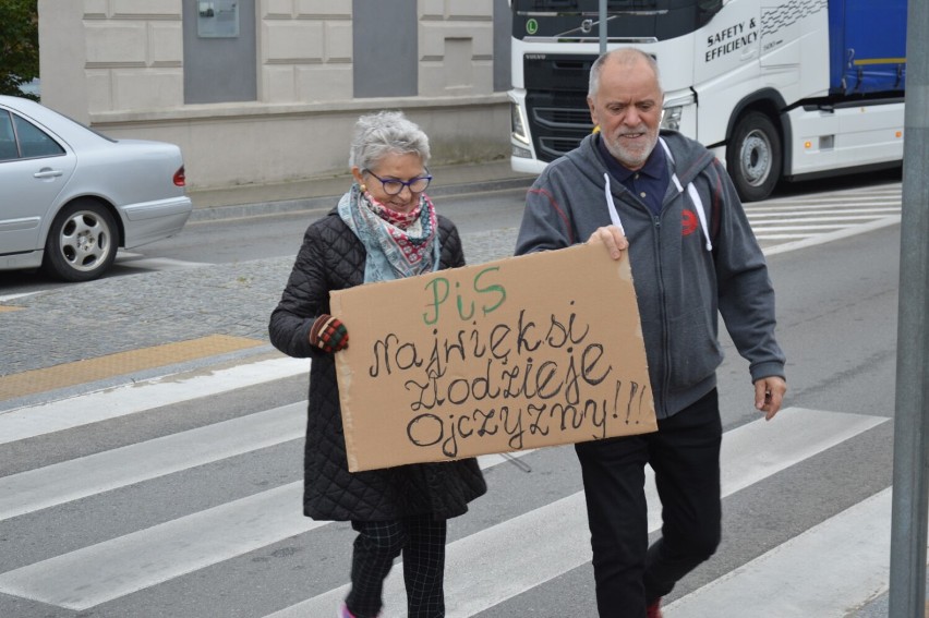 Dość! Seniorzy w Zduńskiej Woli protestują. Morawiecki...