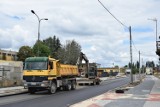 Remont ul. św. Rozalii w Radomsku. Położona warstwa wiążąca asfaltu [ZDJĘCIA]