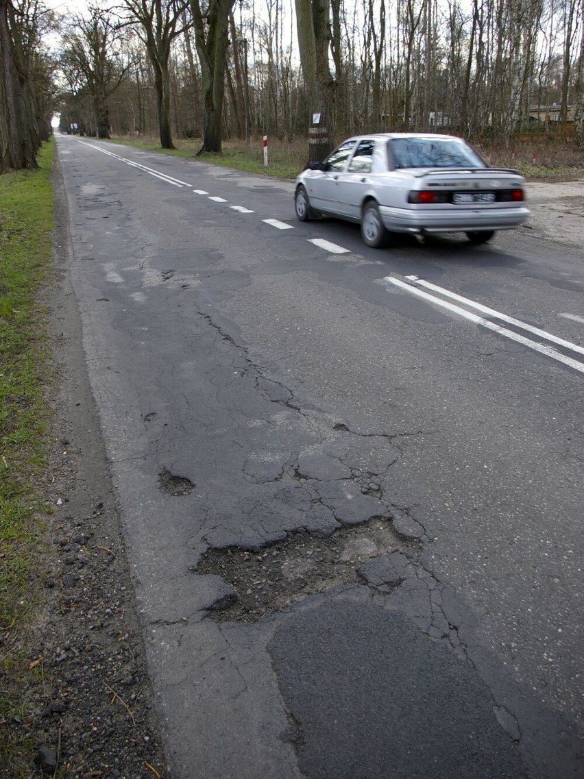 Mierzyn, droga wojewódzka nr 160 - Koło ośrodka...