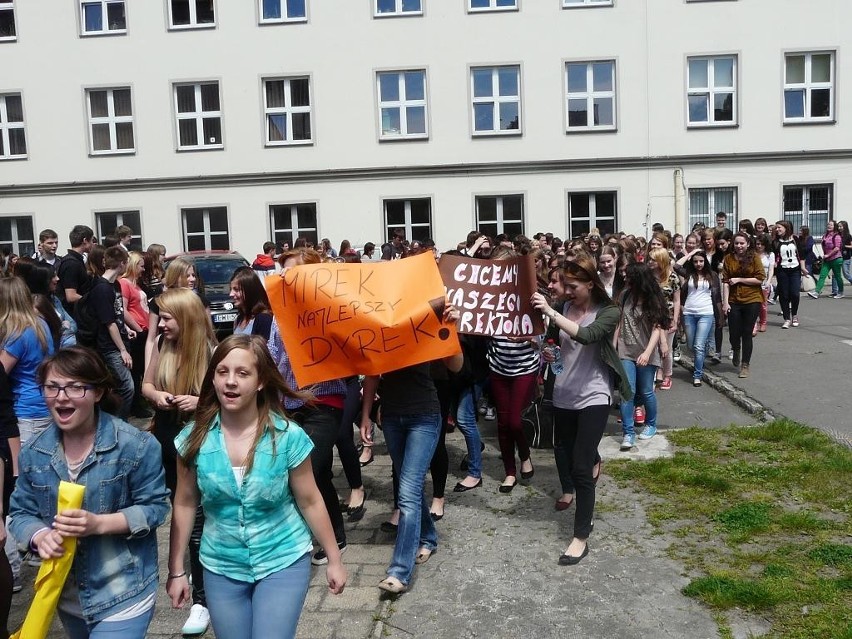 Uczniowie II LO w Wieluniu protestowali, bo nie chcą innego dyrektora