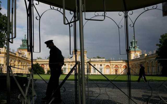 Muzeum pałacu w Wilanowie rocznie odwiedza prawie ćwierć miliona gości - i to nie przypadek, bo wewnątrz na warszawiaków czekają nie lada atrakcje. Zdjęcie barokowego zespołu pałacowego zaprojektowanego przez Augustyna Locciego widział chyba każdy Polak, ale to co kryją wnętrza, już niestety niewielu.