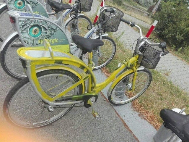 Ktoś przemalował rower miejski na żółto, a następnie zwrócił go na stację u zbiegu ulic Limanowskiego i Pawiej w Radomiu.