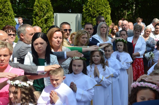 9 dziewczynek i 7 chłopców po raz pierwszy uczestniczyło w pełni w mszy świętej, przyjmując Eucharystię.
