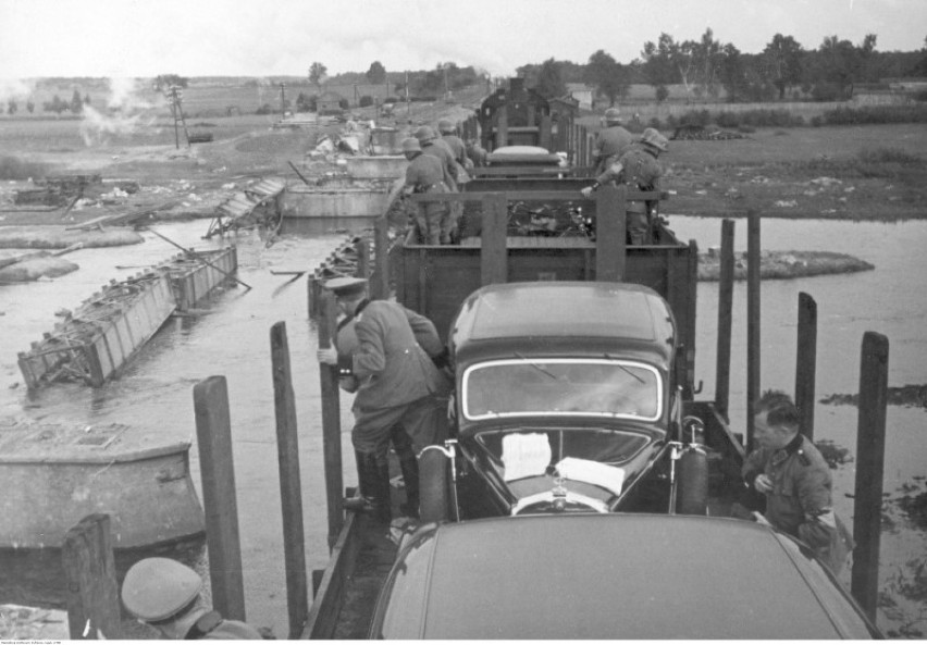 1939 r. Przeprawa niemieckiej kolumny wojskowej przez rzekę...
