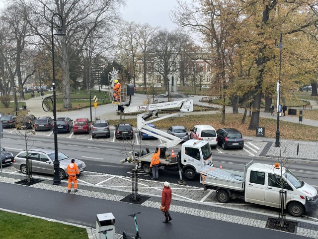 Dziś (22.11) rozpoczął się montaż świątecznych dekoracji.