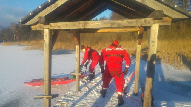 Akcja ratowania łabędzia na jeziorze Choczewskim