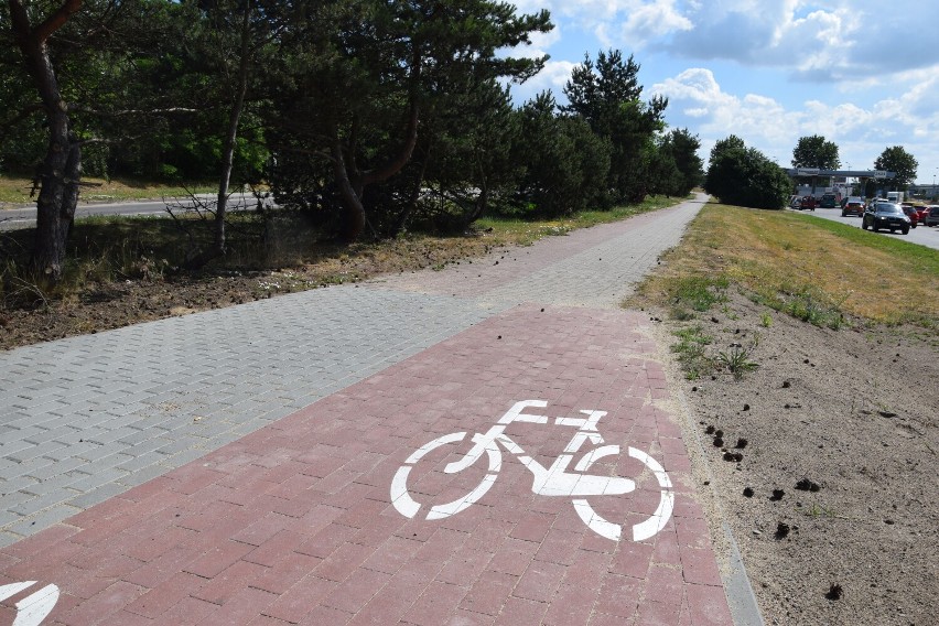 Ścieżka rowerowa przy ulicy Kołobrzeskiej w Szczecinku się "rozjechała" [zdjęcia]