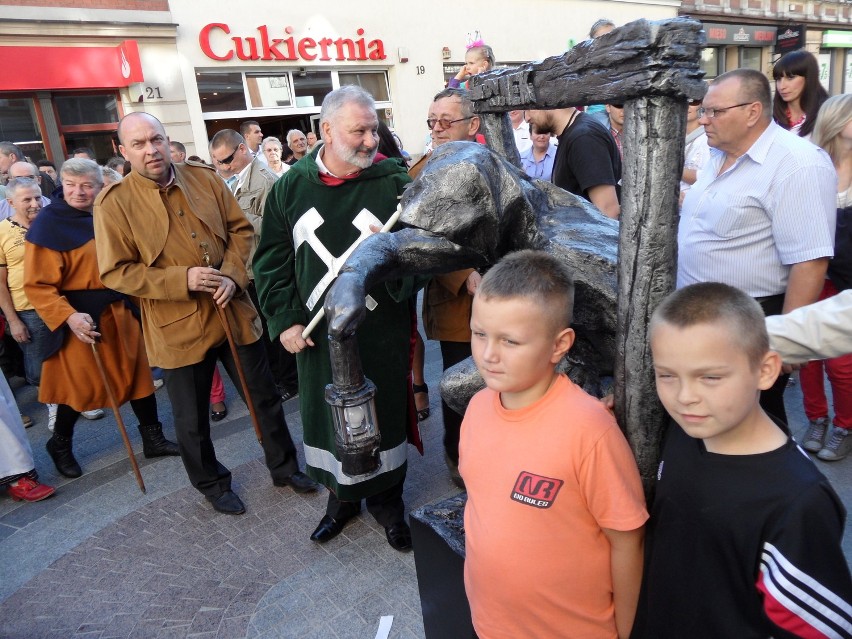 Odsłonięcie pomnika gwarka w Tarnowskich Górach. Rzeźba...