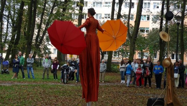 Program szkoły zapowiada się ciekawie. Od różnych stylistyk teatru ulicznego, elementarnych zadań aktorskich, scenografii widowisk plenerowych, konstrukcji, obiektów i rekwizytów, po taniec i ruch.