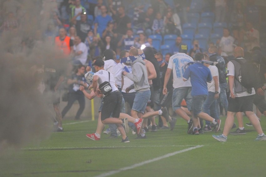 W trakcie meczu Lech - Legia w maju 2018 r. część kibiców...