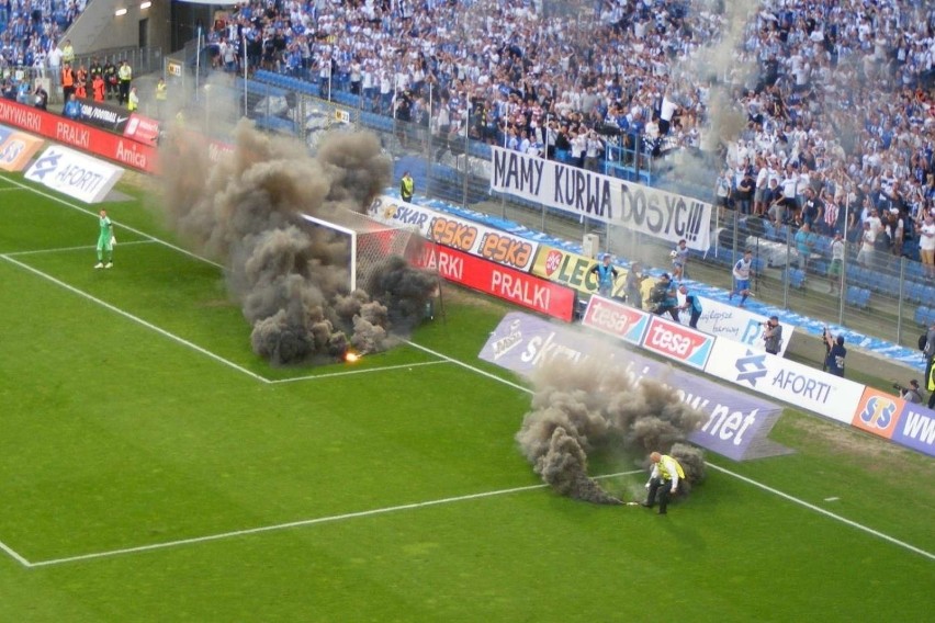 W trakcie meczu Lech - Legia w maju 2018 r. część kibiców...