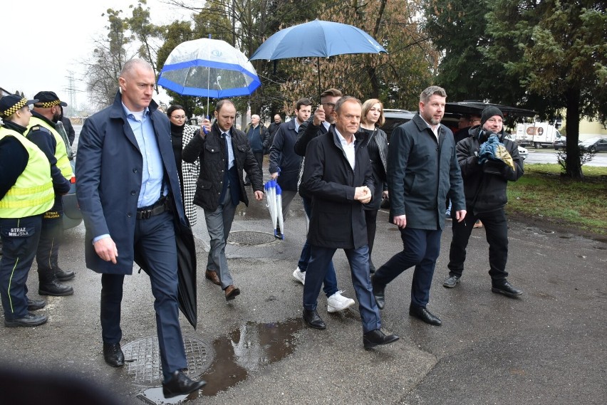 Wizyta Donalda Tuska w Wodzisławiu. Górnicy przypomnieli o rannych pod siedzibą JSW - zobacz zdjęcia