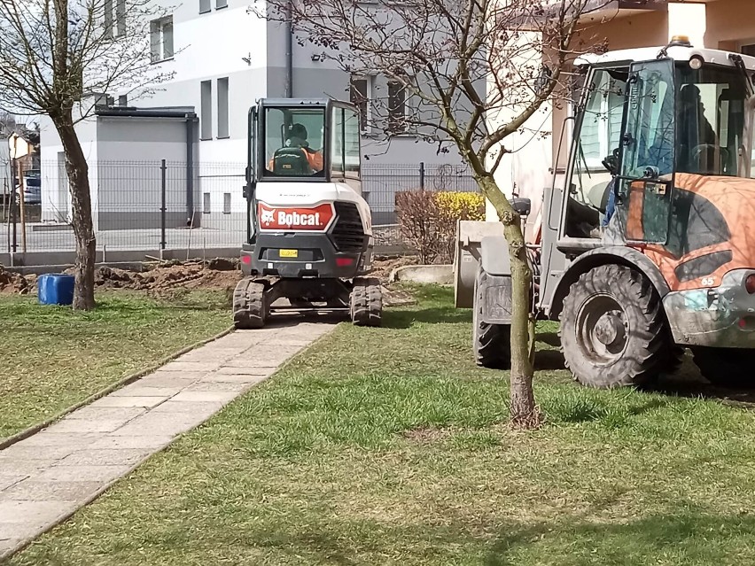 Trwają prace przy zagospodarowaniu terenu przy ulicy Niskiej...