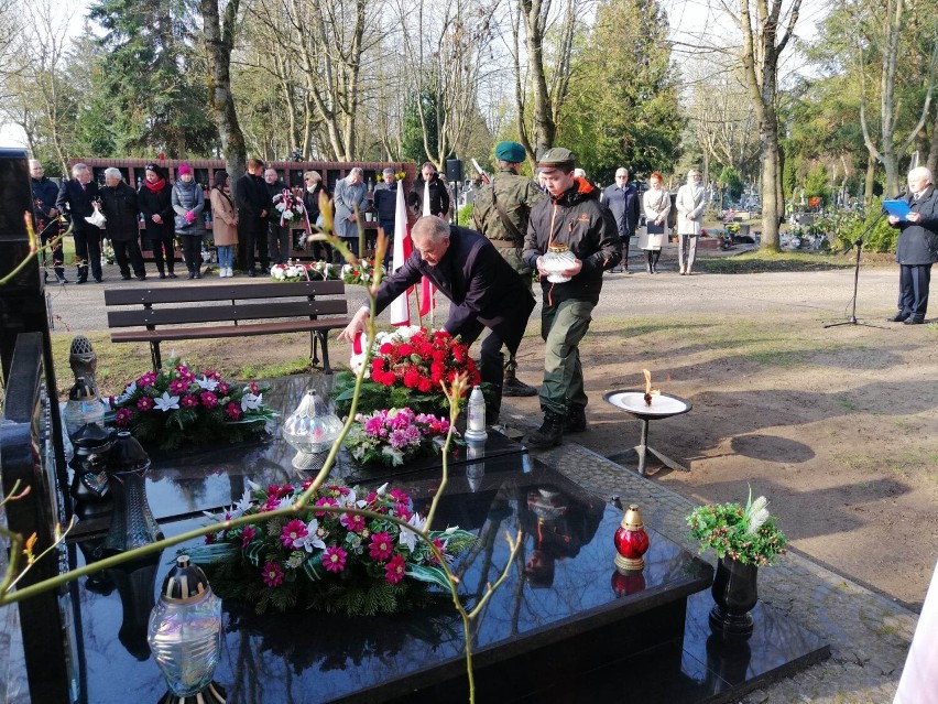 10 kwietnia o godz. 8.41 w Kołobrzegu: przy grobie posła Sebastiana Karpiniuka 
