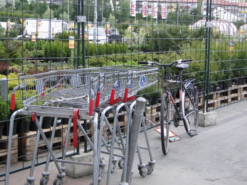 rowery przypięte do ogrodzenia - hipermarket Real