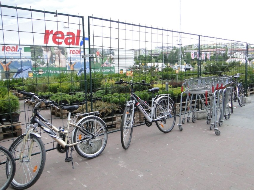 Real - rowery przy ogrodzeniu