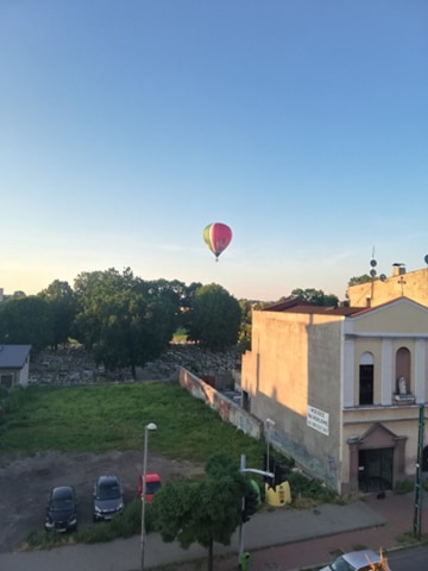 Balon Uniwersytetu Śląskiego leciał nisko nad Chorzowem....