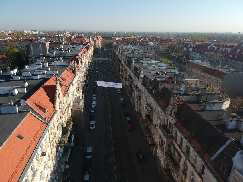 Czerwone Wdowy na dachach przy ulicy Piastowskiej we Wrocławiu. Co to za akcja? [ZDJĘCIA]