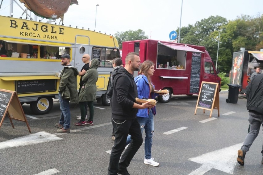Zlot food trucków w Szczecinie. Trwa przepyszne święto [wideo]