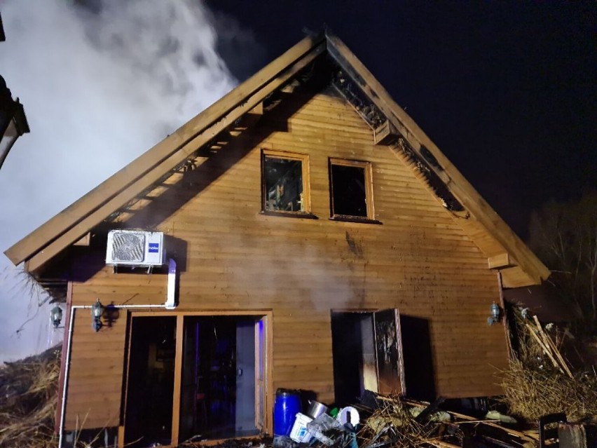 Pożar budynku mieszkalnego w Kierzkowie. W gminie Choczewo strażacy ponad 7 godzin walczyli z ogniem