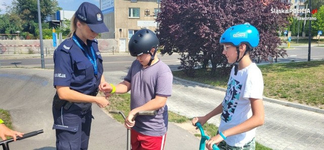 Policjantki podkreślały, jak ważne jest używanie kasków oraz elementów ochronnych. Tego typu spotkania mają na celu uświadamianie młodym użytkownikom tych wyczynowych miejsc, jak istotna jest ochrona samego siebie poprzez m.in. stosowanie ochraniaczy i kasków.