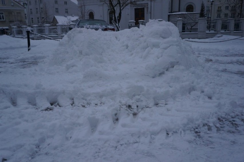Wielka hałda śniegu zajmuje płatny parking przy św. Mikołaja