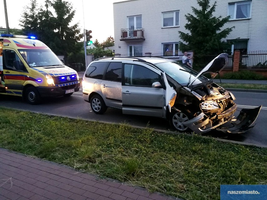 Wypadek na skrzyżowaniu ulicy Robotniczej z Kapitulną we Włocławku. Zderzenie volkswagenów [zdjęcia]