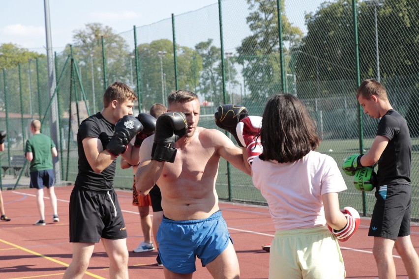 Złotowskie Centrum Aktywności Społecznej prowadzi zajęcia z letniej samoobrony na boisku Sparty w Złotowie