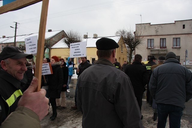 Grodziec. Blokada drogi w obronie szkół w Lipicach i Biskupicach