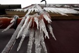 Zima 2017. Uważajmy na zalegający na dachach śnieg i zwisające sople 