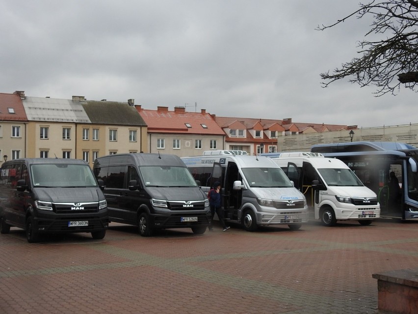 Autobusy hybrydowe i na gaz na Starym Rynku w Łomży. Miasto może je wkrótce kupić (zdjęcia, wideo]