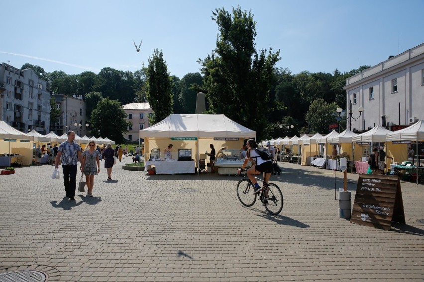 Kraków. Sobotni targ pietruszkowy w Podgórzu niezmiennie przyciąga klientów [ZDJĘCIA]