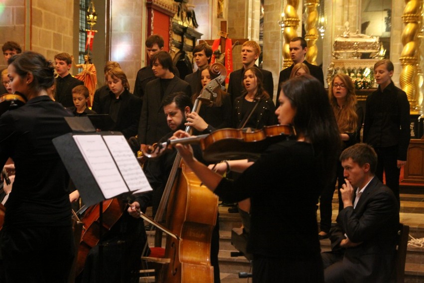 Uczniowie szkoły muzycznej w Gnieźnie zagrali z orkiestrą smyczkową