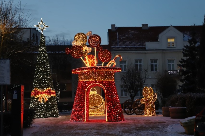 Ostrołęka. Świąteczne iluminacje lada dzień znikną. Kto jeszcze ich nie widział, ma już niewiele czasu.