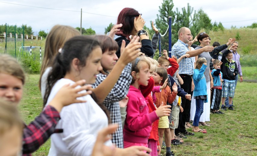 Koloniści korzystają z uroków wypoczynku nad wodą: pływają...