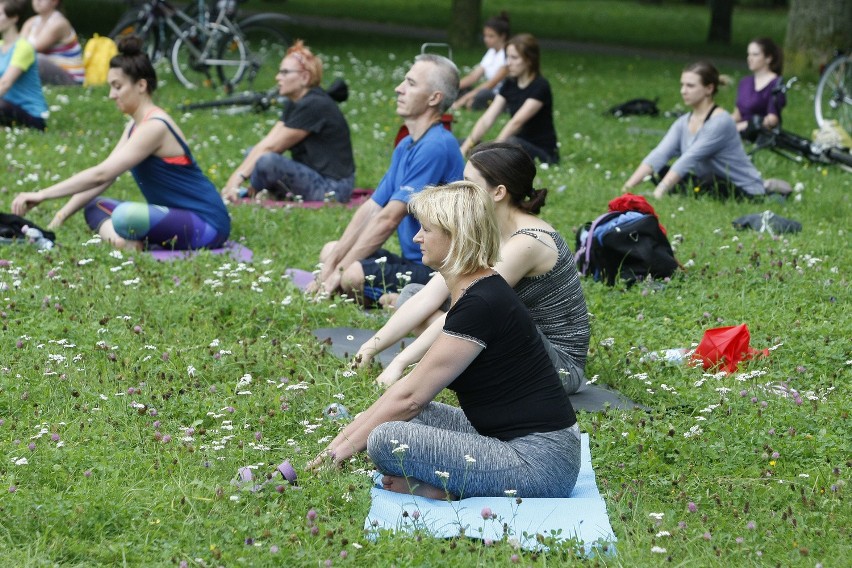 Joga w parku na Zdrowiu