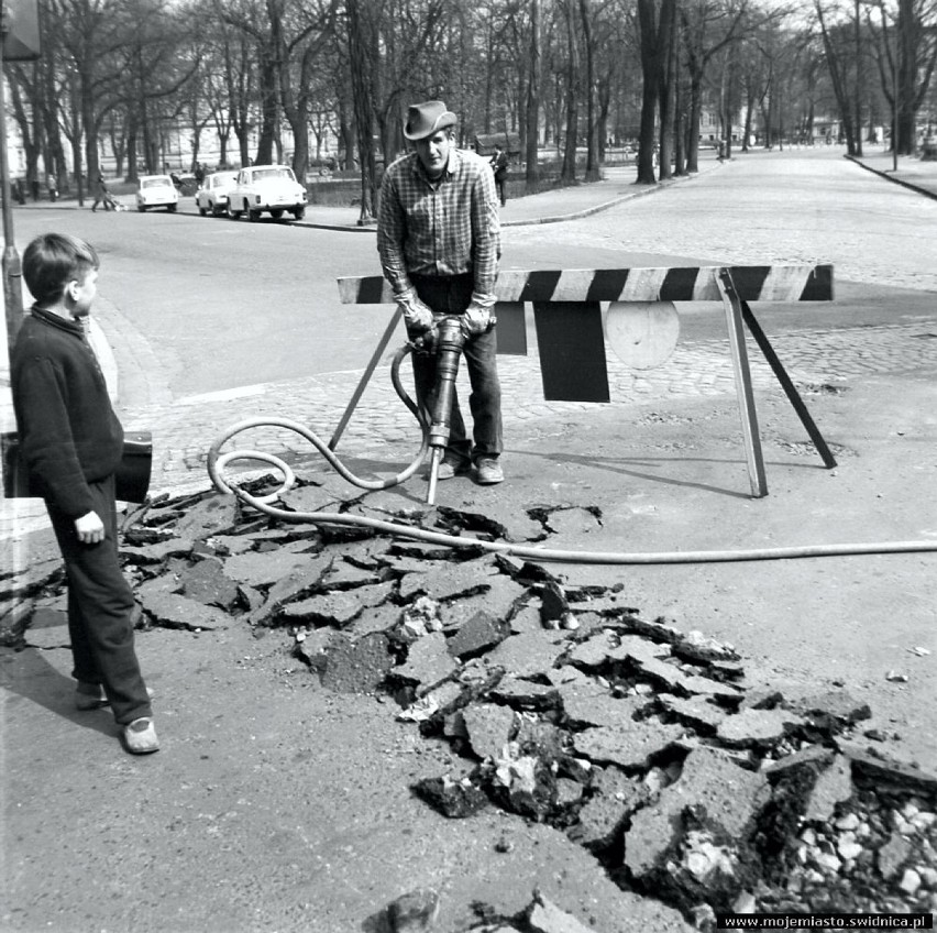 Remonty i wypadki na świdnickich drogach w latach 70 i 80 (STARE ZDJĘCIA)