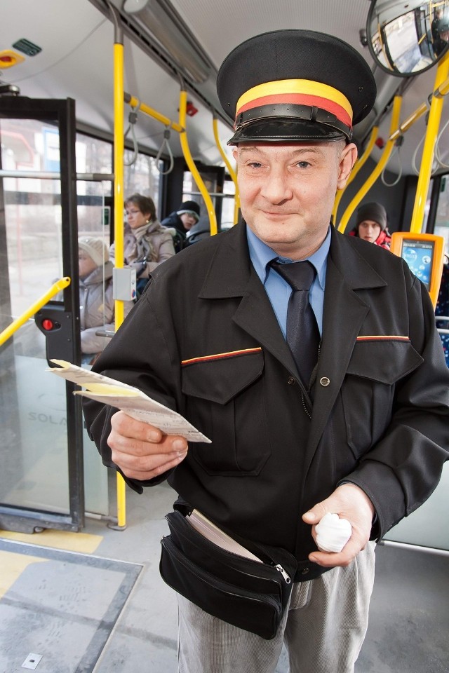 Prosty i elegancki mundur krakowskiego kontrolera mógłby wyglądać podobnie