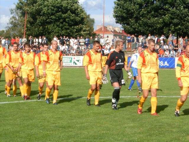 Świebodzińscy piłkarze wychodzą na płytę boiska bez bojaźni wobec przeciwnika, którym w spotkaniu inaugurującym rozgrywki III ligi w sezonie 2005/2006 była Walka Zabrze-Makoszowy. Pogoń wygrała 3:1 (2:1)