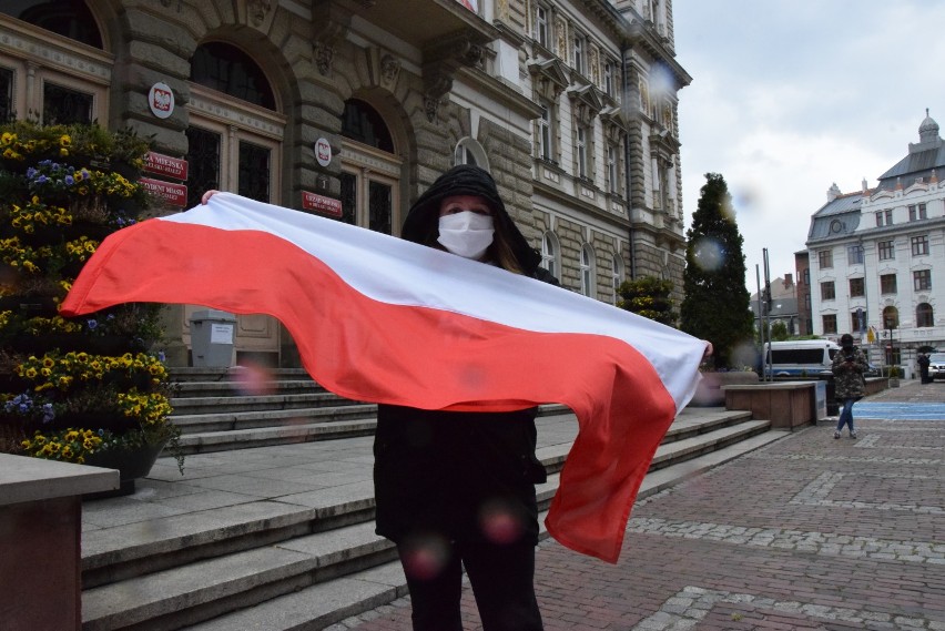 Spacerem mieszkańcy poparli prezydenta, który nie przekazał ich danych poczcie