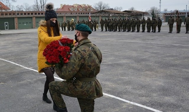 Oczywiście nie zabraklo pierścionka zaręczynowego, bukietu czerwonych róż - gromkich braw gości.