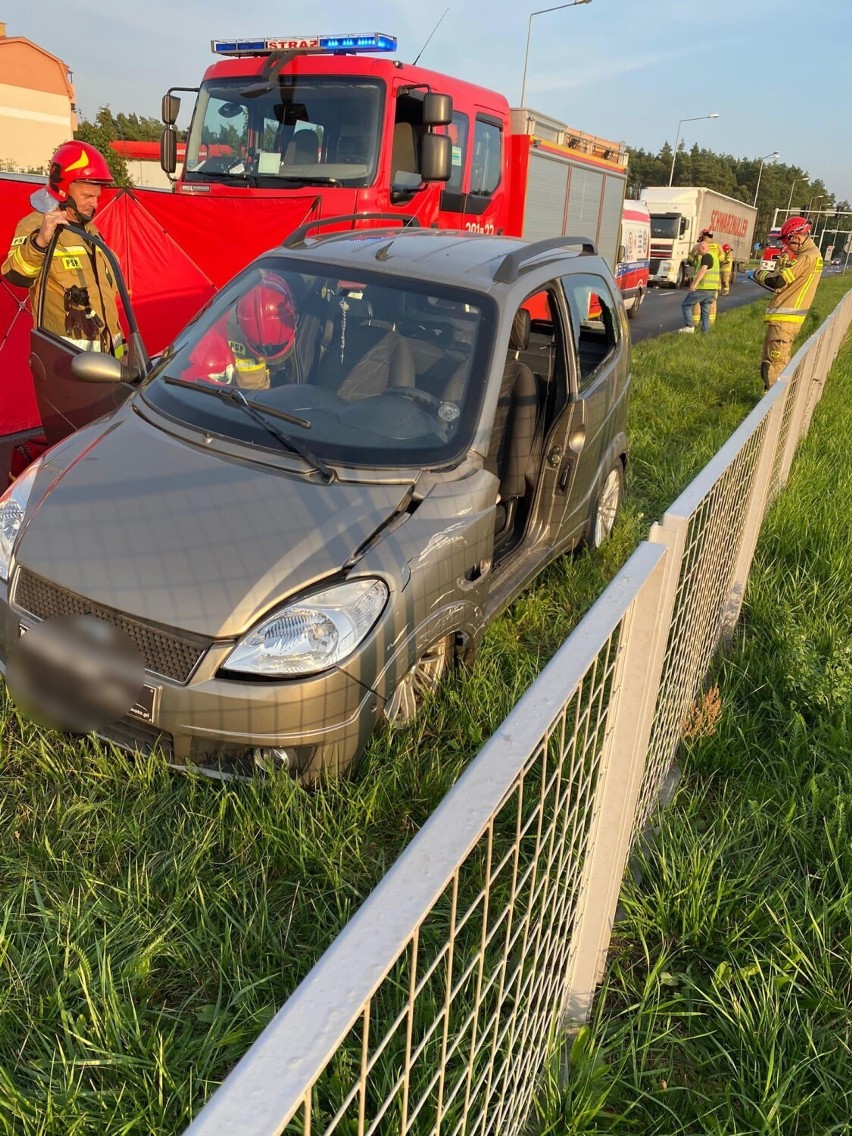 Leszno. Kolizja na Alejach Konstytycji 3 Maja. Osobówka zderzyła się z ciężarowym