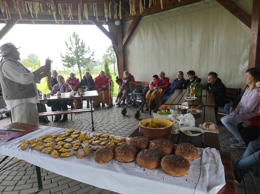 Warsztaty pieczenia chleba w Domu Seniora w Wieluniu