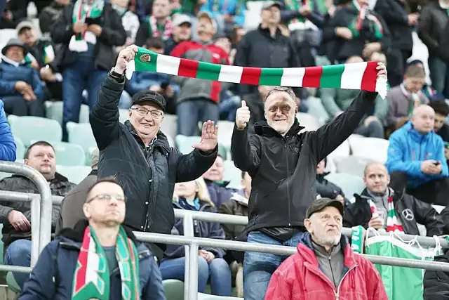 Śląsk Wrocław - Wisła Płock 3:1 (ZDJĘCIA KIBICÓW, 4.11.2019). To był jeden z gorszych meczów jeśli chodzi o frekwencję na Stadionie Wrocław w tym sezonie. Spotkanie Śląsk - Wisła Płock oglądało niespełna 8 tys. kibiców. Ci, którzy przyszli, nie żałowali. WKS pewnie pokonał niedawnego lidera 3:1 i do prowadzącej Legii traci tylko dwa punkty. BYŁEŚ NA MECZU? ZNAJDŹ SIĘ NA ZDJĘCIU!

WAŻNE! DO KOLEJNYCH ZDJĘĆ MOŻESZ PRZEJŚĆ ZA POMOCĄ GESTÓW LUB STRZAŁEK