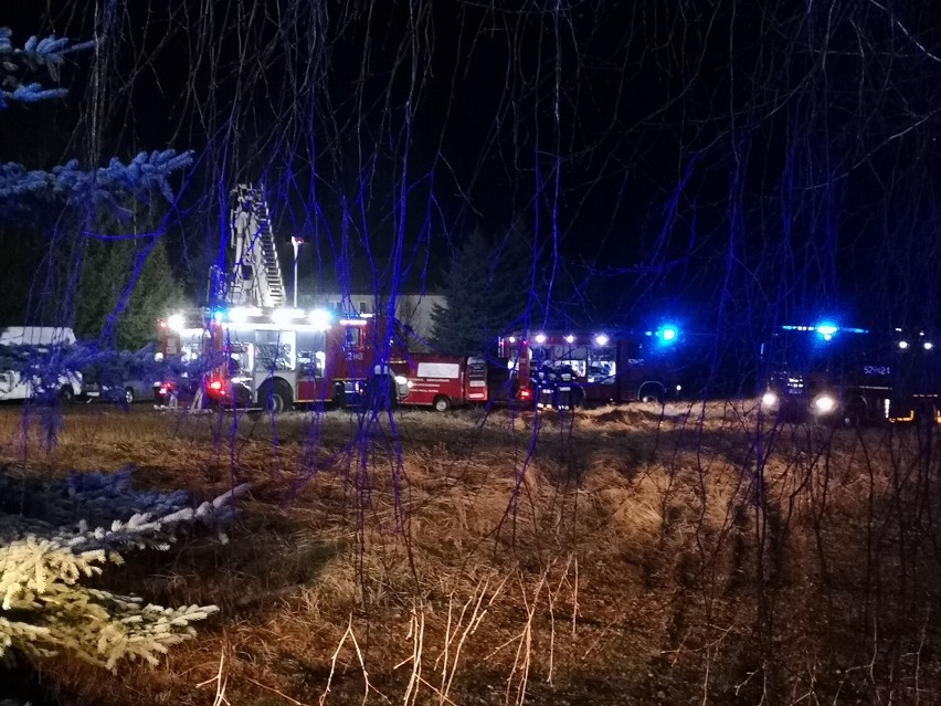 Pożar garażu w Obornikach. Płomień pochłonął cały budynek [ZDJĘCIA]