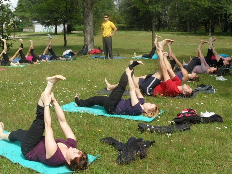 W parku w Jaworznie co niedziela odbywa się joga na trawie. Zajęcia są bezpłatne! [ZDJĘCIA]